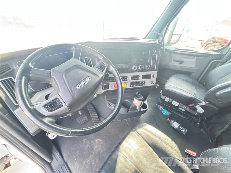 Freightliner Cascadia 126 6x4 T/A Sleeper Truck Tractor Ciągniki siodłowe