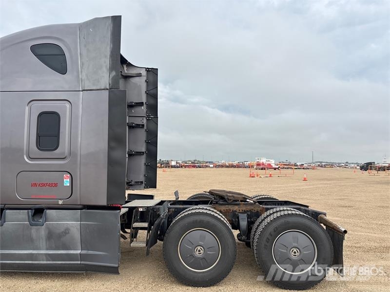 Freightliner Cascadia 126 6x4 T/A Sleeper Truck Tractor Sattelzugmaschinen