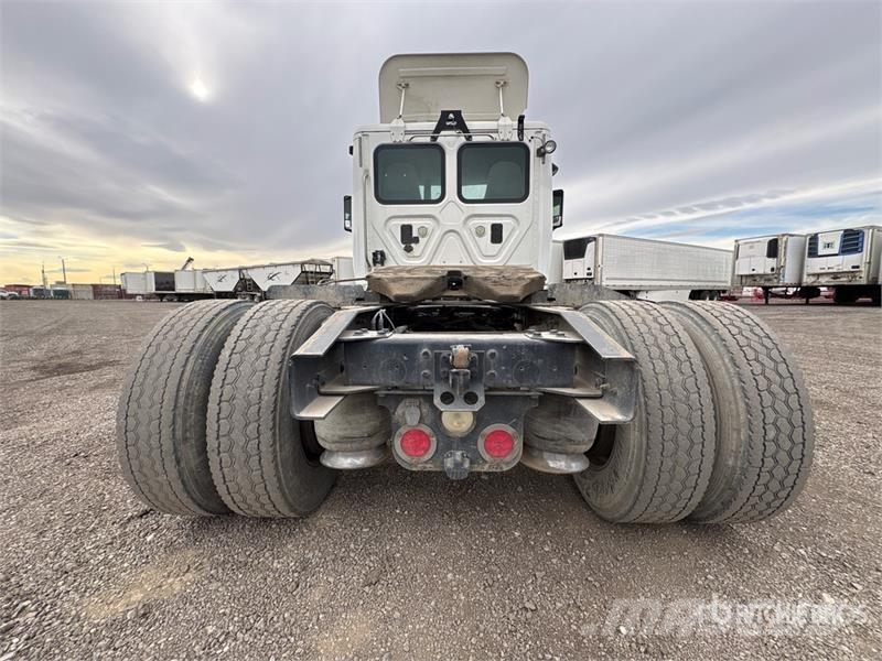 Freightliner Cascadia 4x2 S/A Day Cab Truck Tractor Тягачі
