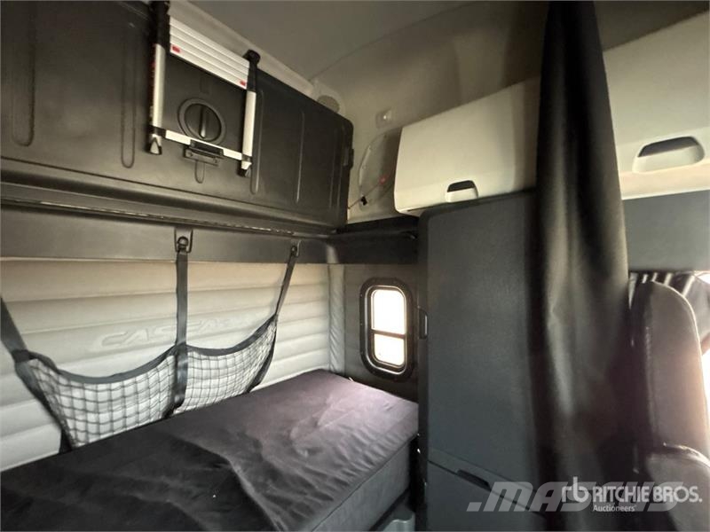 Freightliner Cascadia 126 6x4 T/A Sleeper Truck Tractor Sattelzugmaschinen