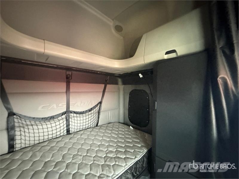 Freightliner Cascadia 126 6x4 T/A Sleeper Truck Tractor Vetopöytäautot