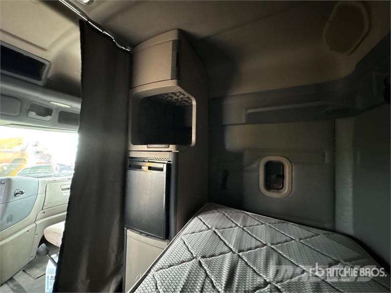 Freightliner Cascadia 125 6x4 T/A Sleeper Truck Tractor Tractor Units