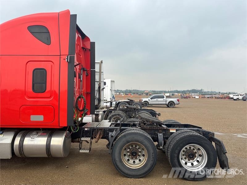 Freightliner Cascadia 126 6x4 T/A Sleeper Truck Tractor Vetopöytäautot