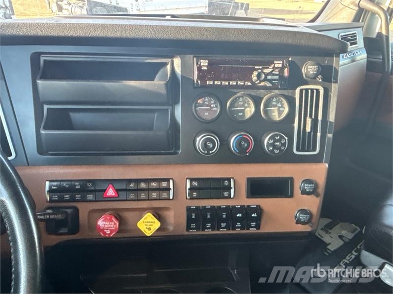Freightliner Cascadia 6x4 T/A Sleeper Truck Tractor Trekkers