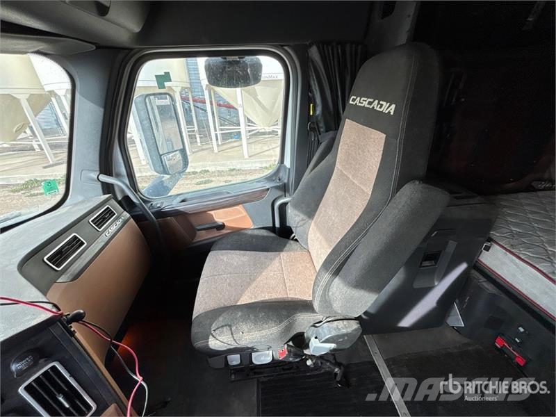 Freightliner Cascadia 126 T/A Sleeper Truck Tractor Cavalos mecânicos