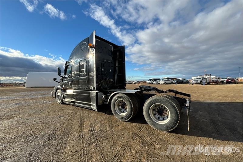 Freightliner Cascadia 126 6x4 T/A Sleeper Truck Tractor Traktorske jedinice