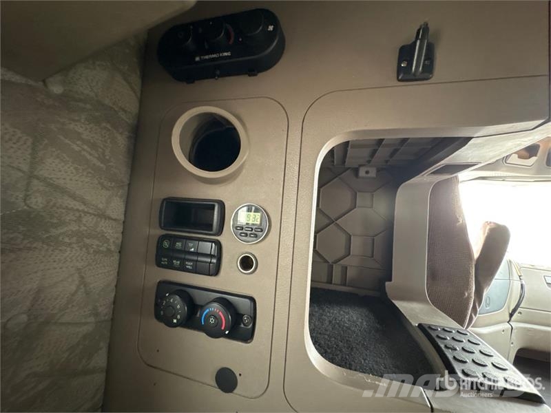 Freightliner Cascadia 125 6x4 T/A Sleeper Truck Tractor Vetopöytäautot