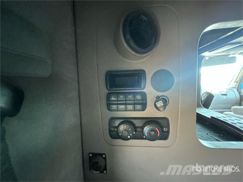 Freightliner Cascadia 125 6x4 T/A Sleeper Truck Tractor Седельные тягачи