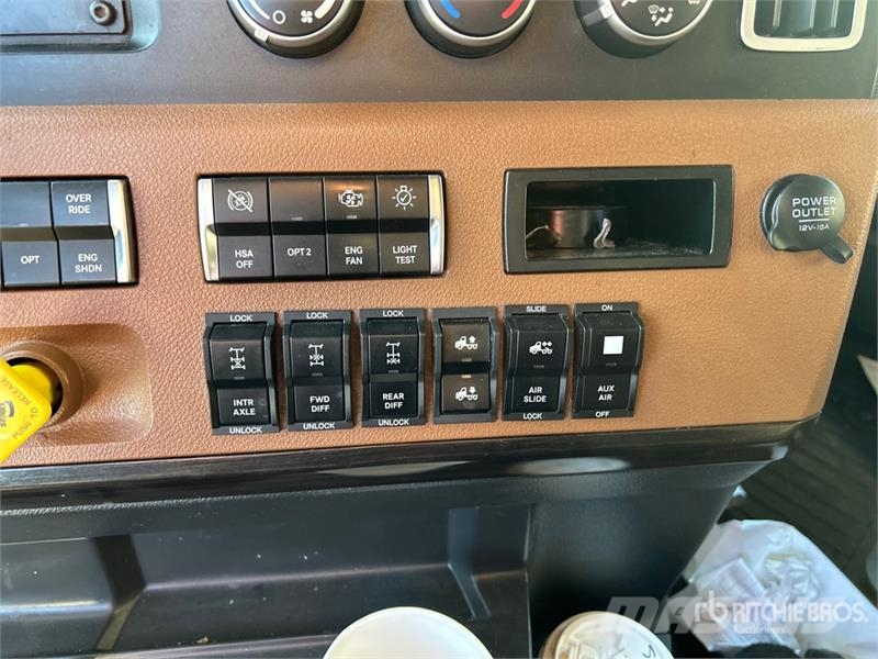 Freightliner Cascadia 126 6x4 T/A Sleeper Truck Tractor Cabezas tractoras