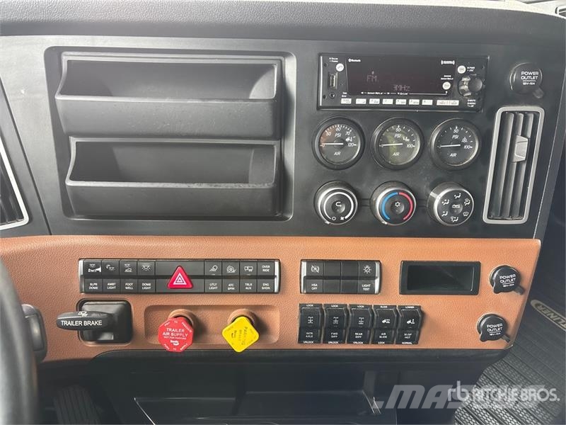 Freightliner Cascadia 126 6x4 T/A Sleeper Truck Tractor Vilcēji