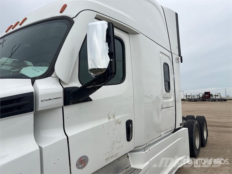 Freightliner Cascadia 6x4 T/A Sleeper Truck Tractor (Inoperable Cabezas tractoras