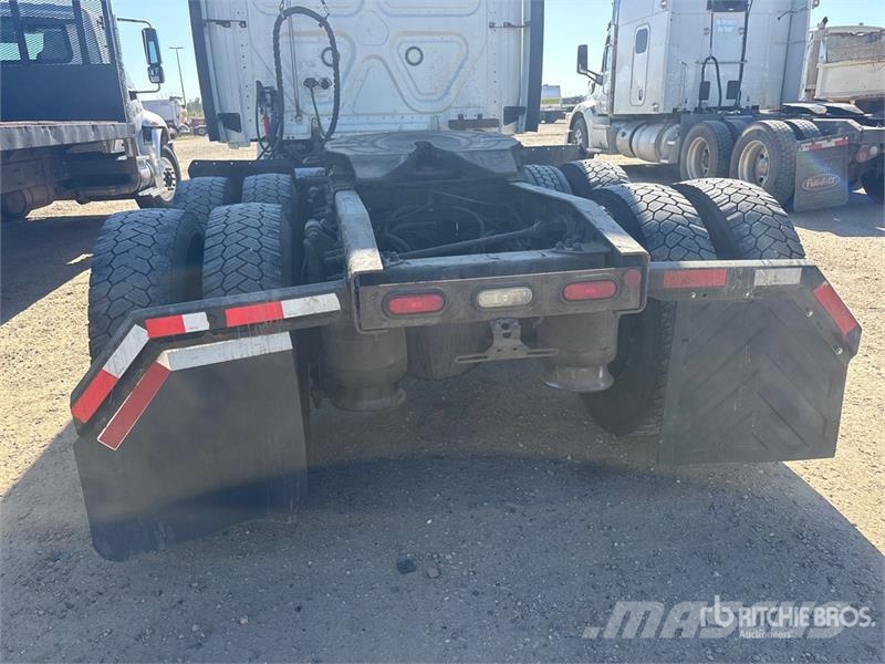 Freightliner Cascadia 126 6x4 T/A Sleeper Truck Tractor Тягачі