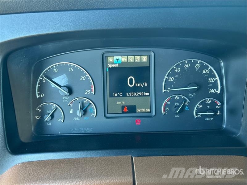 Freightliner Cascadia 126 6x4 T/A Sleeper Truck Tractor Седельные тягачи