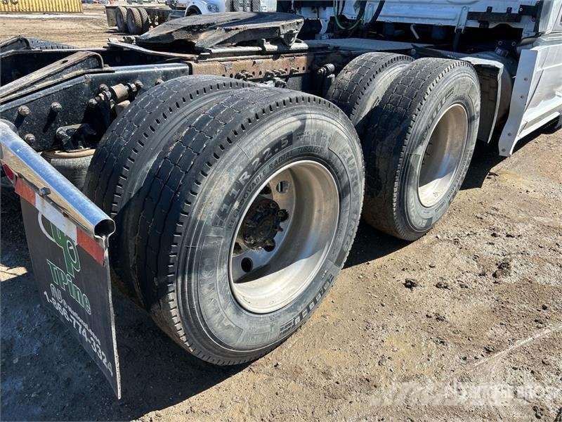 Freightliner Cascadia 6x4 T/A Sleeper Truck Tractor Vilcēji