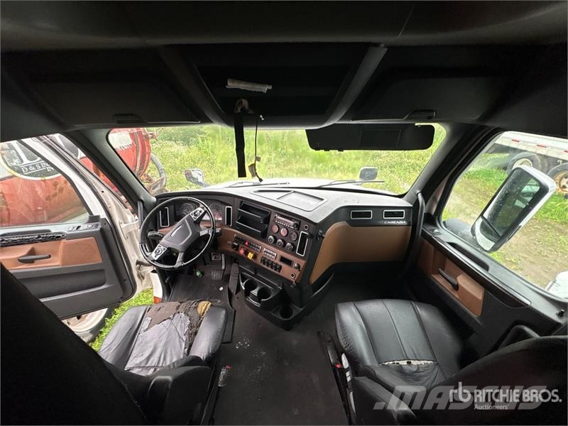 Freightliner Cascadia 126 6x4 T/A Sleeper Truck Tractor Autotractoare