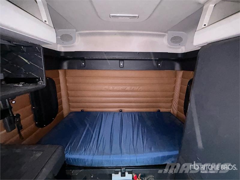 Freightliner Cascadia 126 6x4 T/A Sleeper Truck Tractor Tractor Units