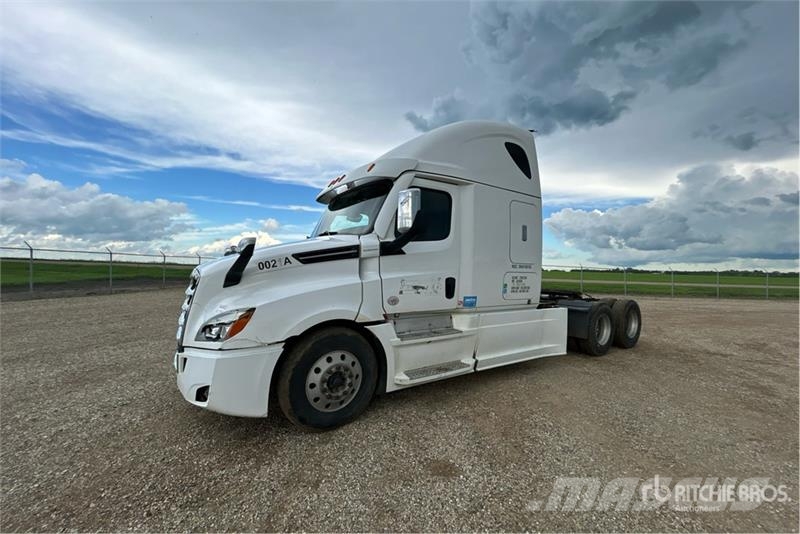 Freightliner Cascadia 126 6x4 T/A Sleeper Truck Tractor (Inoper وحدات الجر