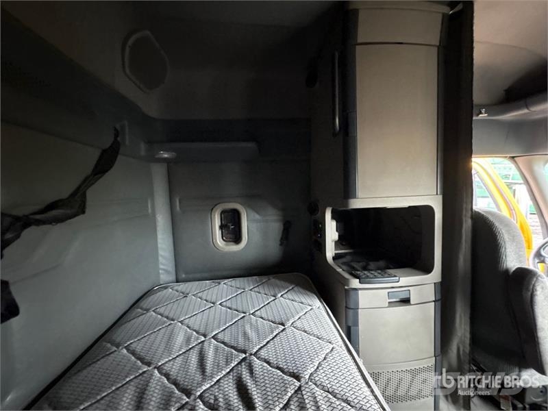 Freightliner Cascadia 125 6x4 T/A Sleeper Truck Tractor Tractor Units