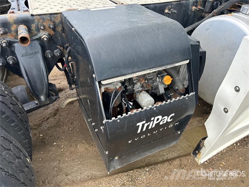 Freightliner Cascadia 126 6x4 T/A Sleeper Truck Tractor (Inoper وحدات الجر