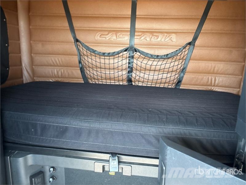 Freightliner Cascadia 126 6x4 T/A Sleeper Truck Tractor Тягачі