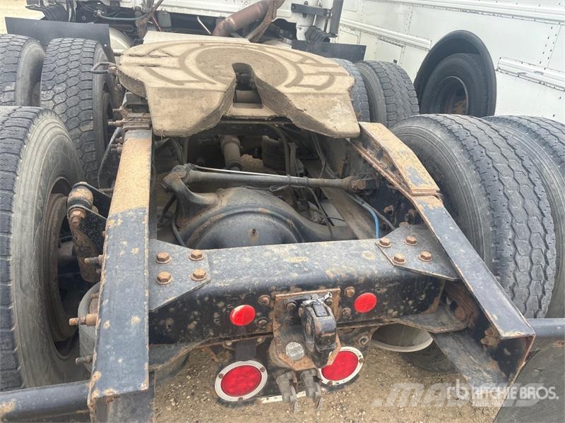 Freightliner Cascadia 126 6x4 T/A Sleeper Truck Tractor Trekkvogner