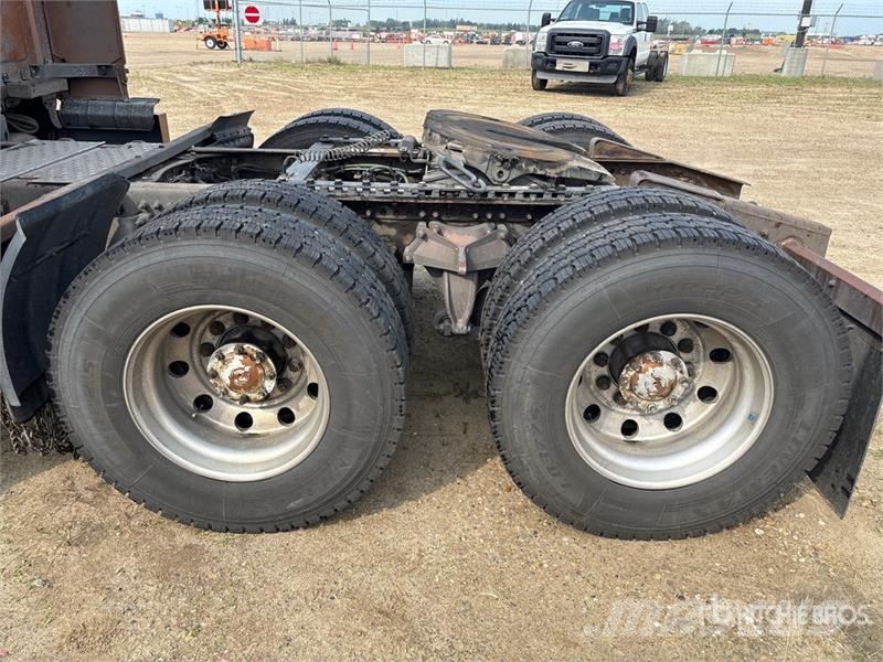 Freightliner Cascadia 126 6x4 T/A Sleeper Truck Tractor (Inoper Motrici e Trattori Stradali