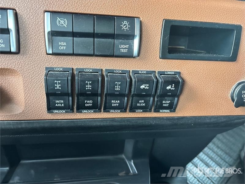 Freightliner Cascadia 126 6x4 T/A Sleeper Truck Tractor Vilcēji