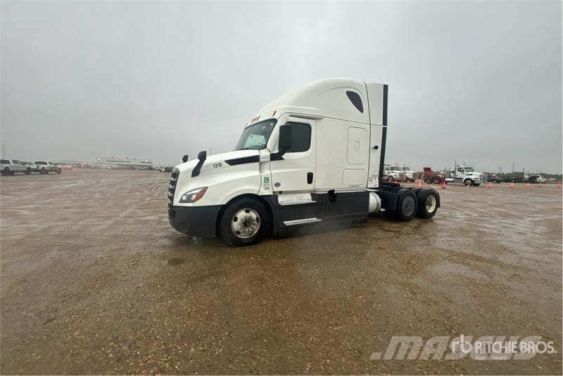 Freightliner Cascadia 126 6x4 T/A Sleeper Truck Tractor Tegljači