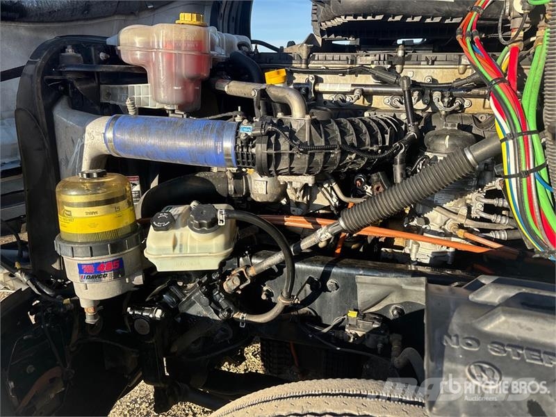 Freightliner Cascadia 6x4 T/A Sleeper Truck Tractor Trekkers