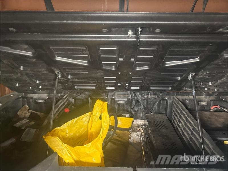 Freightliner Cascadia 126 6x4 T/A Sleeper Truck Tractor Trekkvogner