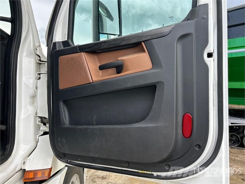 Freightliner Cascadia 126 6x4 T/A Sleeper Truck Tractor (Inoper وحدات الجر