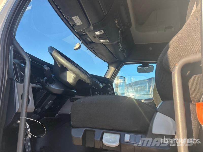 Freightliner Cascadia 6x4 T/A Sleeper Truck Tractor Traktorske jedinice