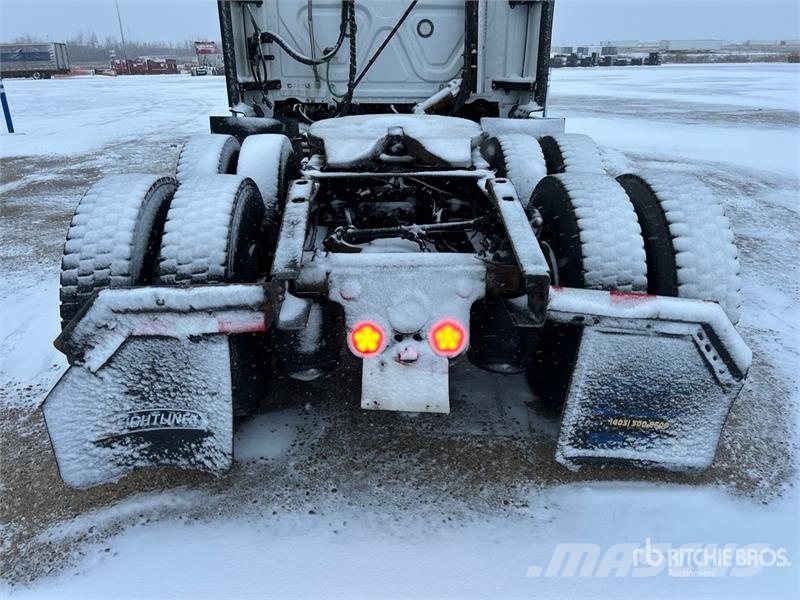 Freightliner Cascadia 126 6x4 T/A Sleeper Truck Tractor Naudoti vilkikai