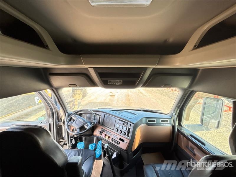 Freightliner Cascadia 126 6x4 T/A Sleeper Truck Tractor Седельные тягачи