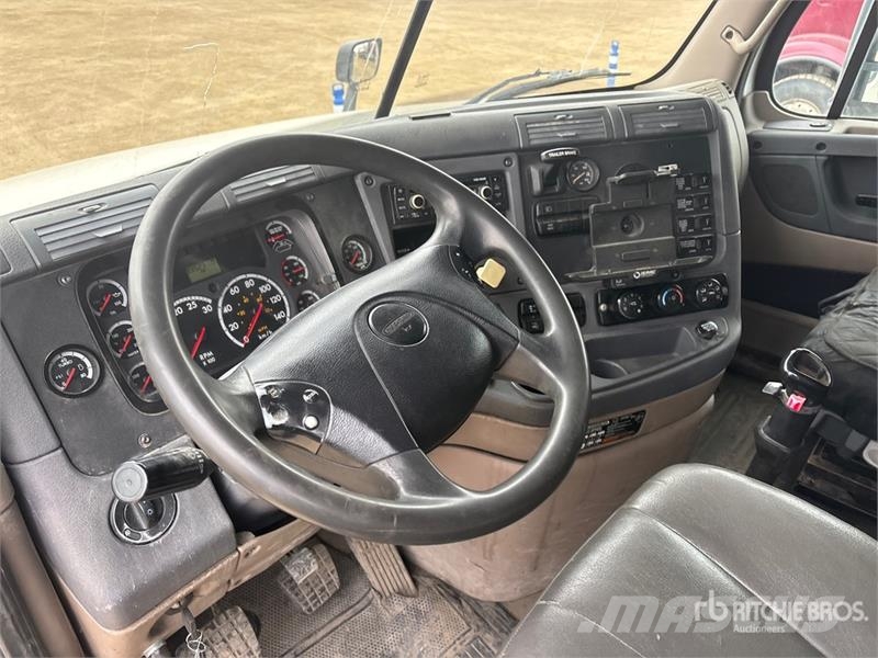 Freightliner Cascadia 125 6x4 T/A Sleeper Truck Tractor Vlačilci