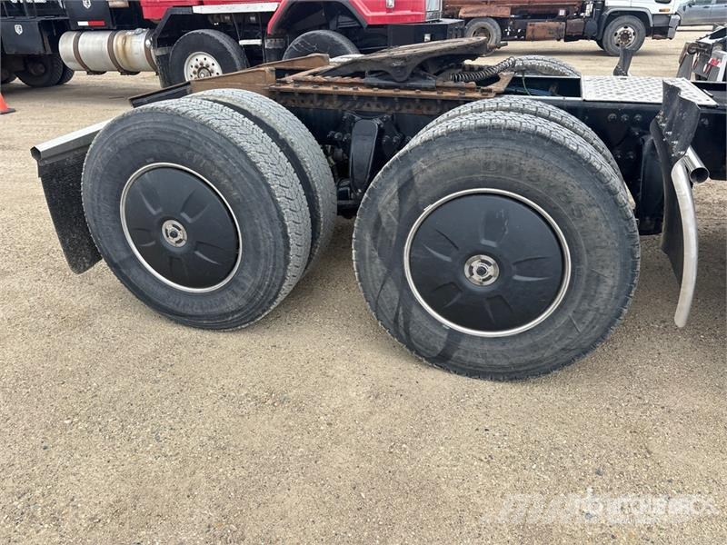 Freightliner Cascadia 126 6x4 T/A Sleeper Truck Tractor Dragbilar