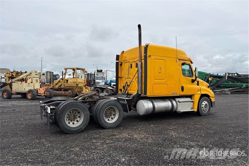 Freightliner Cascadia 125 6x4 T/A Sleeper Truck Tractor Tractor Units