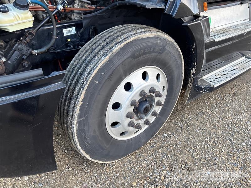 Freightliner Cascadia 126 6x4 T/A Sleeper Truck Tractor Traktorske jedinice