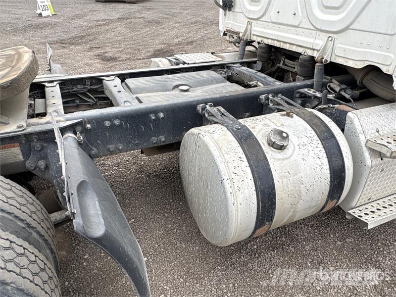 Freightliner Cascadia 4x2 S/A Day Cab Truck Tractor Тягачі