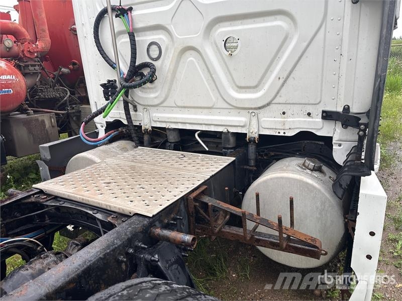 Freightliner Cascadia 126 6x4 T/A Sleeper Truck Tractor Autotractoare