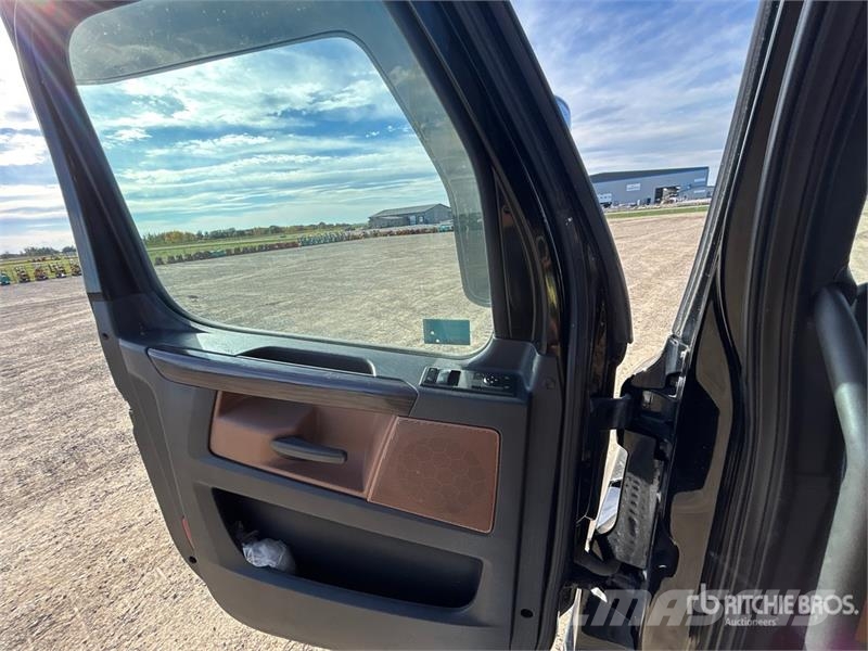 Freightliner Cascadia 126 6x4 T/A Sleeper Truck Tractor Traktorske jedinice