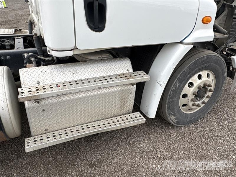 Freightliner Cascadia 4x2 S/A Day Cab Truck Tractor Тягачі