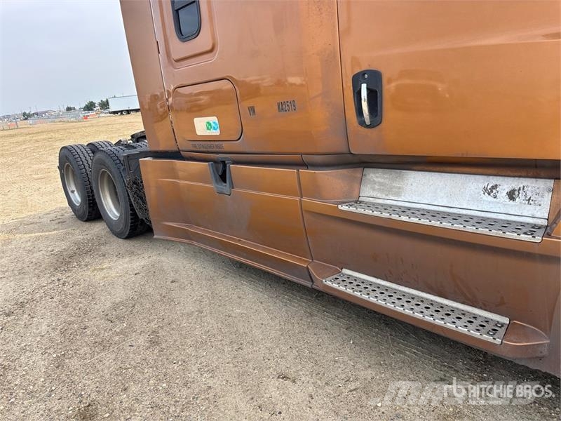 Freightliner Cascadia 126 6x4 T/A Sleeper Truck Tractor (Inoper Motrici e Trattori Stradali
