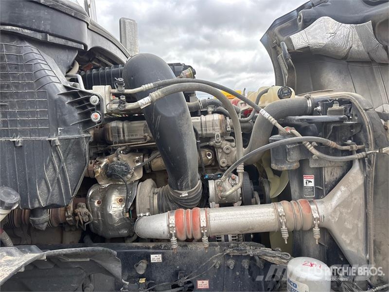Freightliner Cascadia 126 6x4 T/A Sleeper Truck Tractor Vilcēji