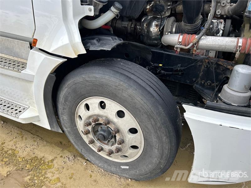 Freightliner Cascadia 126 6x4 T/A Sleeper Truck Tractor (Inoper وحدات الجر