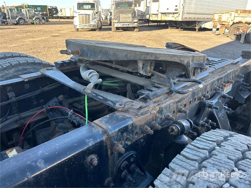Freightliner Cascadia 126 6x4 T/A Sleeper Truck Tractor Cabezas tractoras