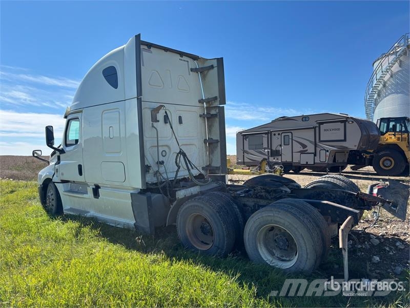 Freightliner Cascadia 126 6x4 T/A Sleeper Truck Tractor (Inoper Camiones tractor