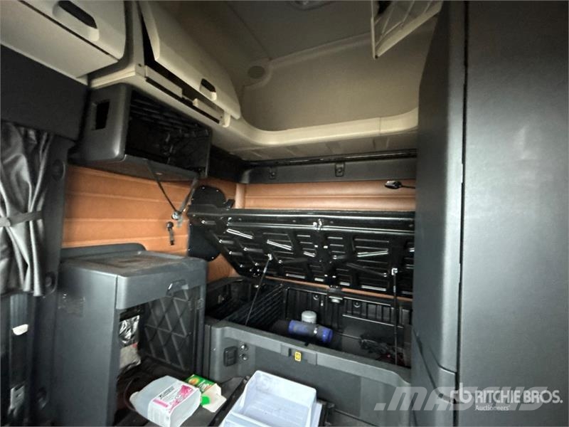 Freightliner Cascadia 126 6x4 T/A Sleeper Truck Tractor (Inoper Truck Tractor Units