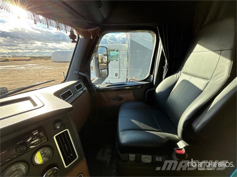 Freightliner Cascadia 126 6x4 T/A Sleeper Truck Tractor Traktorske jedinice