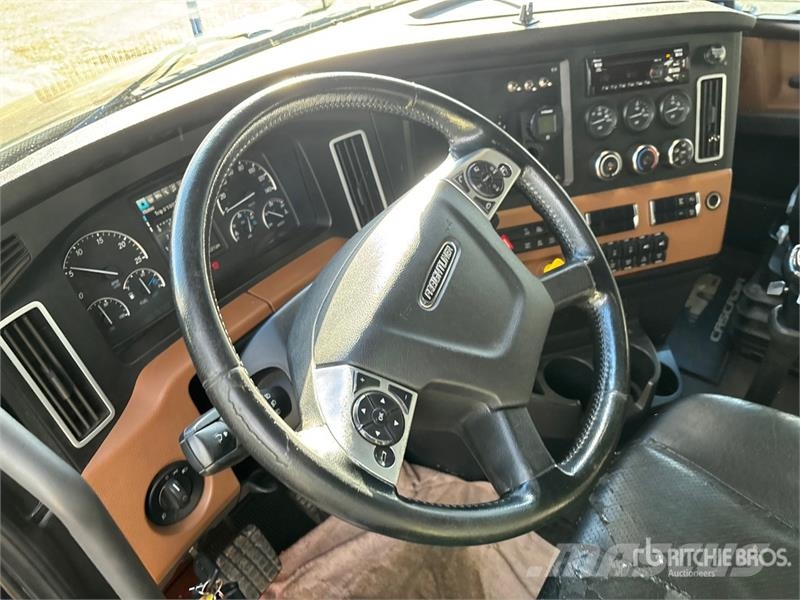 Freightliner Cascadia 126 6x4 T/A Sleeper Truck Tractor Traktorske jedinice